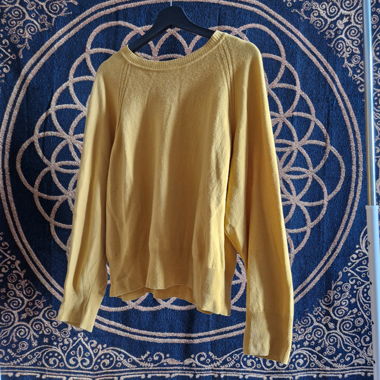 Pull en maille jaune par Maska