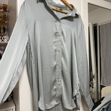 Camicia satinata grigia oversize taglia M
