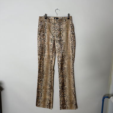Hose mit Schlangenmuster