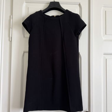 Schwarzes Kleid von Mango