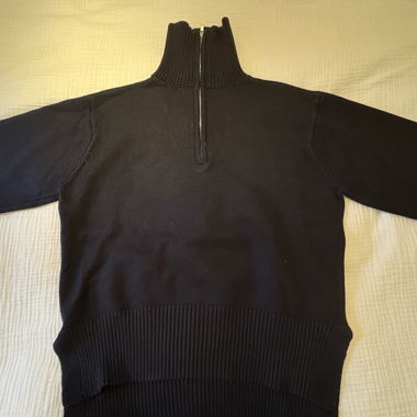 Schwarzer Pullover mit Reissverschlusskragen