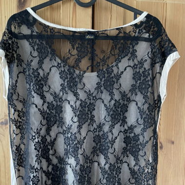 T-Shirt mit Spitze am Rücken