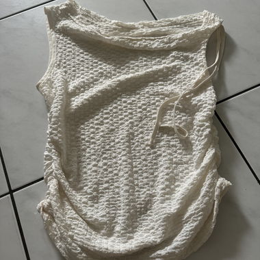 Haut blanc texturé
