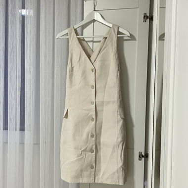 Beiges MNG Trägerkleid mit Gürtel