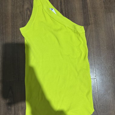Top à épaule dénudée vert fluo côtelé de ZARA
