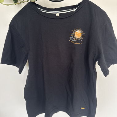 Schwarzes T-Shirt mit Print