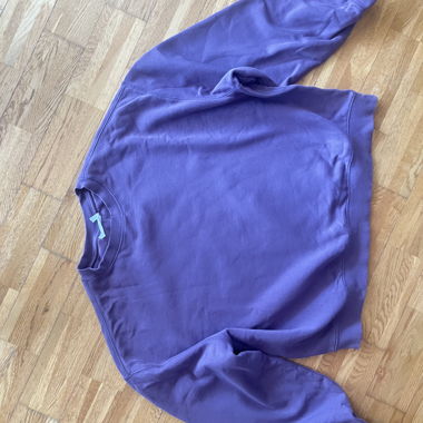 Felpa viola con scollo rotondo