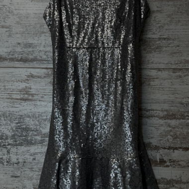 Silberfarbenes Pailletten-Kleid