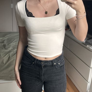 Top corto bianco con effetto reggiseno in pizzo
