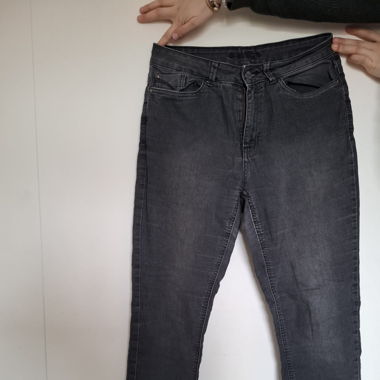 Graue Jeans