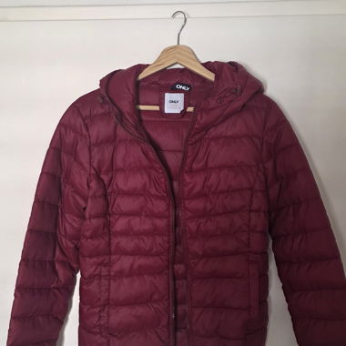 ONLY Bordeaux-Steppjacke mit Kapuze