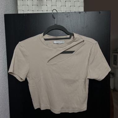 Beiges Cut-Out Crop T-Shirt von Pigalle