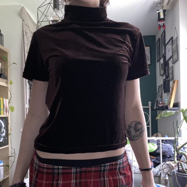 samt burgundy tshirt