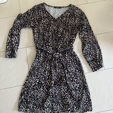 Schwarz-weisses bedrucktes Kleid