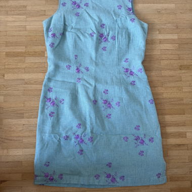 Sleeveless turquoise dress with lilac flowers