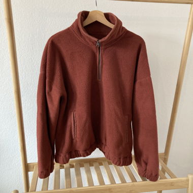 Rostfarbener Fleece-Pullover