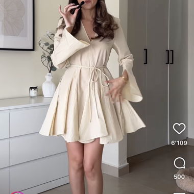 Viral Cream ausgestelltes Mini-Kleid