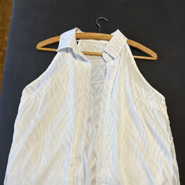 Weisse Bluse mit Stickungen