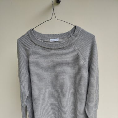 Grauer Strickpullover