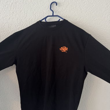 T-shirt grafica nera a maniche lunghe