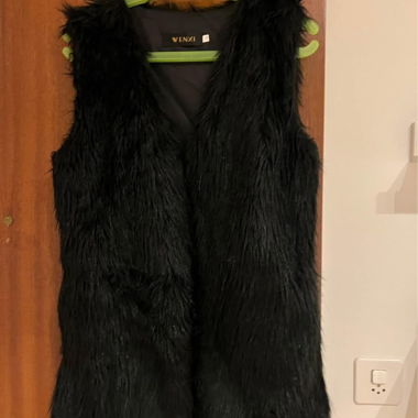 Gilet aus schwarzem Kunstfell
