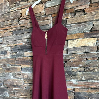 Robe élégante couleur bordeaux