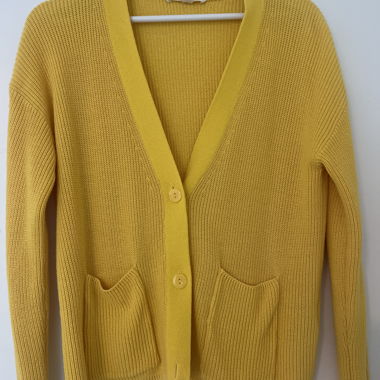 Gelbe Strickjacke mit Taschen