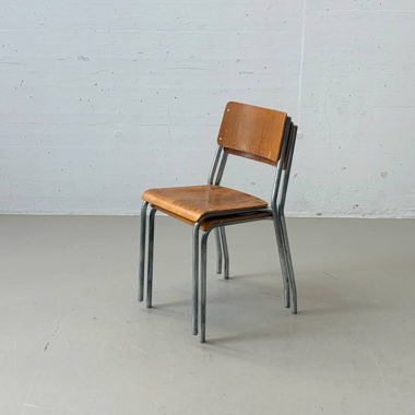 2 Stapelbare Stühle aus Schichtholz und Stahlrohr