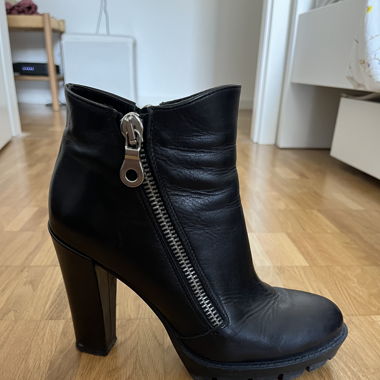Black high heel boots 