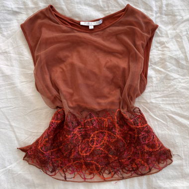 Top superposé en maille rouge foncé avec ourlet texturé