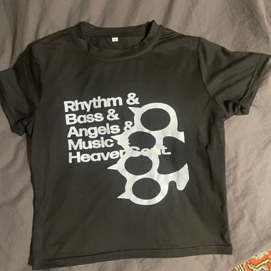 T-shirt grunge grafico