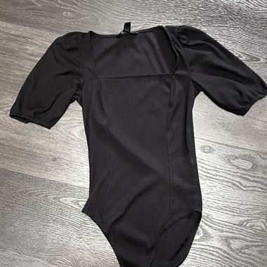 Body nero con maniche a palloncino