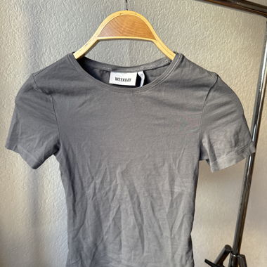 T-shirt grigio Weekday