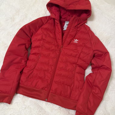 Rote adidas Kapuzenjacke mit Streifen