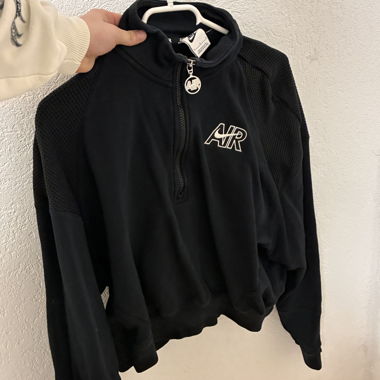 Schwarzes Nike Sweatshirt mit Reissverschluss. 