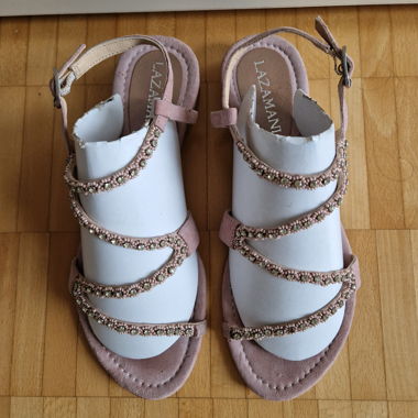 Süsse rosa Sandalen mit funkelnden Steinen