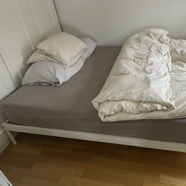 Bett mit Matratze und Topper