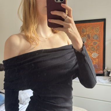 Over the shoulder black Top