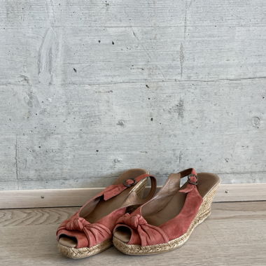 Sandalen mit Keilabsatz aus Bast