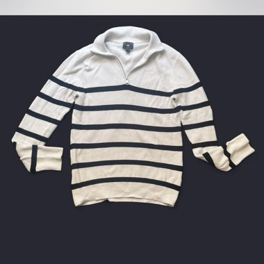Weisser Strickpullover mit schwarzen Streifen