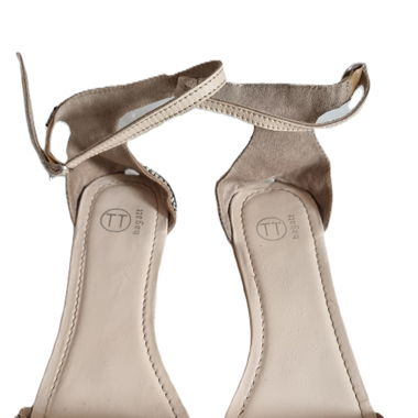 Flache Schuhe mit Knöchelriemen