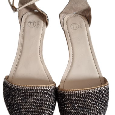 Flache Schuhe mit Knöchelriemen