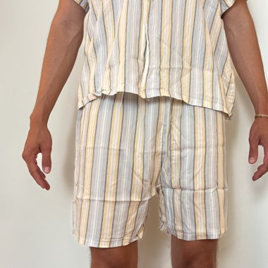 Set camicia e shorts a righe di Uniform