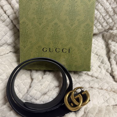 Cintura in pelle Gucci GG Marmont nera e oro