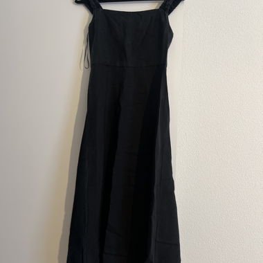 Robe noire sans manches