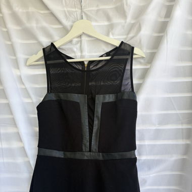 Schwarzes elegantes Kleid 