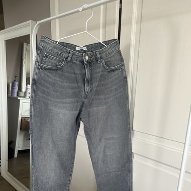 Graue Jeans