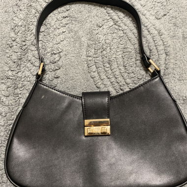 Schwarze Handtasche mit Goldverschluss