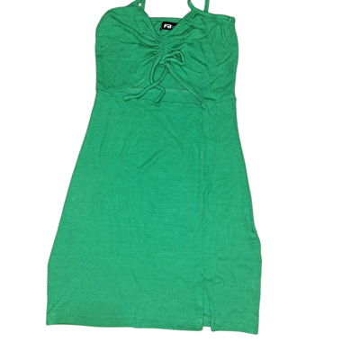 Grünes Kleid mit Ausschnitt 