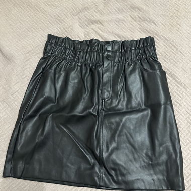 Jupe en cuir (pas de cuir véritable)